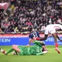 Njegovi suigrači iz PSG-a bili su u šoku, posebno kapetan Marquinhos: &quot;Ne znam je li sudac bio u pogrešnoj poziciji, ali VAR je morao biti pozvan, moramo zaštititi igrače&quot;. Gonçalo Ramos: &quot;U ovakvoj situaciji, ne dati crveni karton je jako jako loše. Njegov obraz je bio potpuno otvoren&quot;. Izjave igrača prenosi La Gazzetta dello Sport.