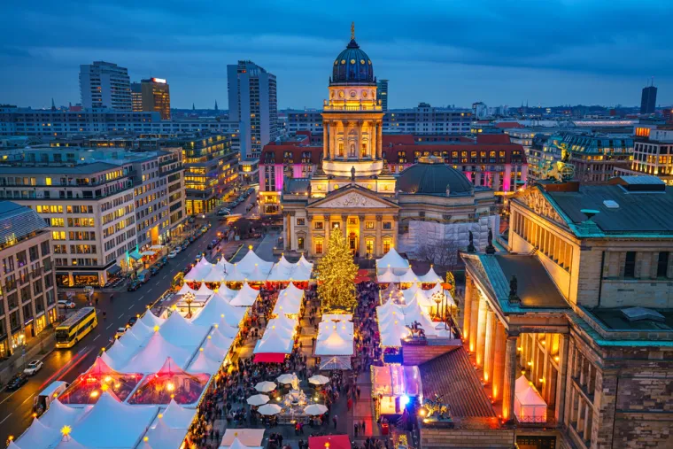 3. Berlin, Njemačka: Za moderniji pristup tradiciji, Berlin je pravo mjesto. U centru grada nalazi se više od 80 božićnih sajmova, a postoji i jedan za pse. Datum održavanja varira za različite sajmove.