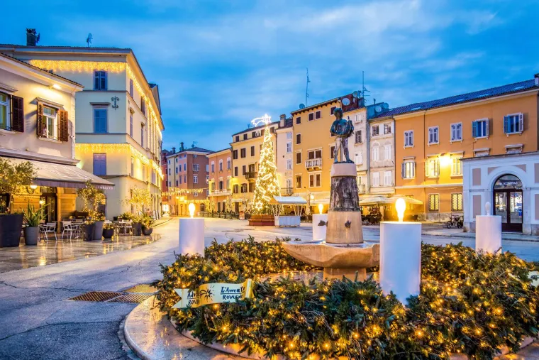 5. Rovinj, Hrvatska: Lako je zaljubiti se u Istru tijekom cijele godine, ali Rovinj je pred Božić neodoljiv. Istražite kamenite ulice starog grada ili prošetajte lukom. Datum održavanja je od 8. prosinca 2024. do 4. siječnja 2025.