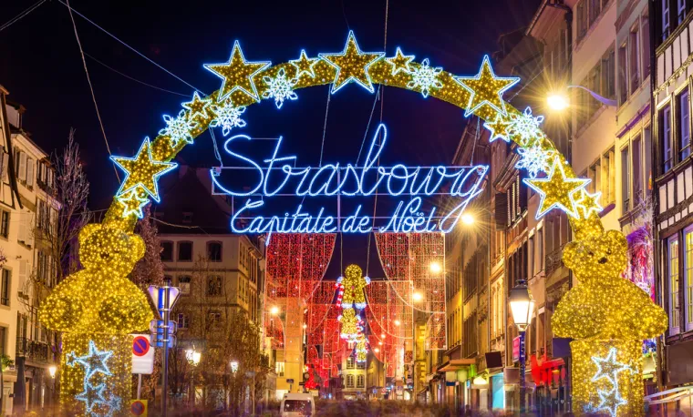9. Strasbourg, Francuska: U Strasbourgu ćete vidjeti 300 tradicionalnih štandova diljem središnjih trgova grada s puno prekrasnih ručno oslikanih drvenih božićnih ukrasa, koji su idealni za poklone. Datum održavanja je od 27. studenog do 27. prosinca 2024.