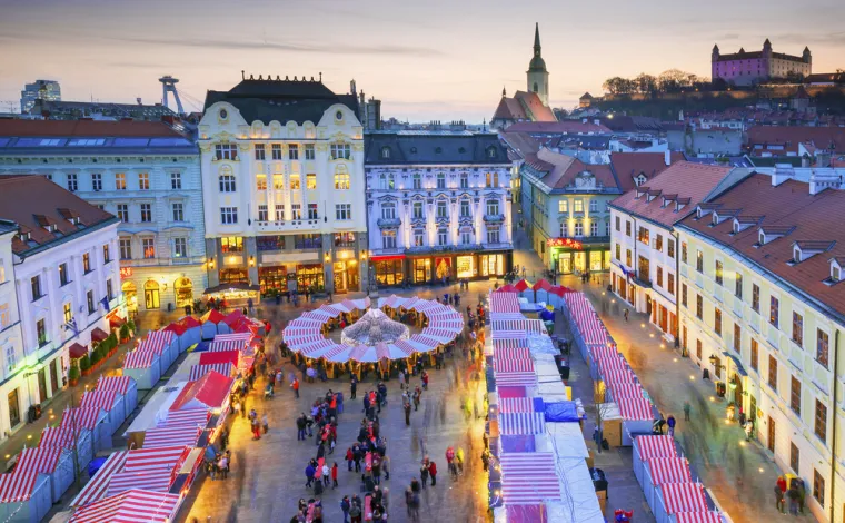 11. Bratislava, Slovačka: Uz okićena drvca nalaze se štandovi na kojima se prodaju tradicionalne drvene igračke i ukrasi. Datum održavanja je od 23. studenog do 23. prosinca 2024.