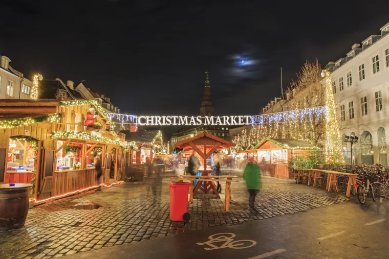 14. Kopenhagen, Danska: U središtu grada nalazi se nekoliko božićnih sajmova, no Tivoli Gardens srce je Kopenhagena. Datumi održavanja su od 15. studenog 2024. do 5. siječnja 2025. za Tivoli Gardens, dok za ostale sajmovi variraju.