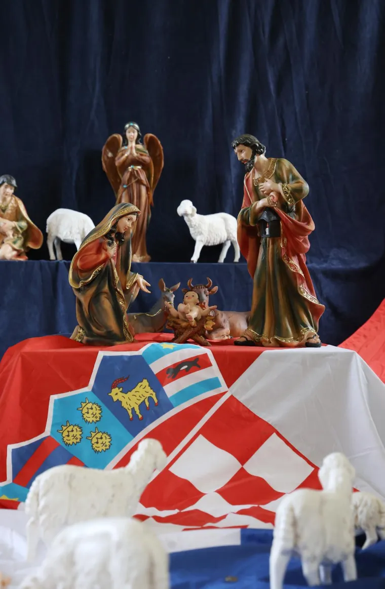 Istospolni parovi, Isus i hrvatska zastava: Neobične jaslice digle buru u šibenskoj crkvi. 'Ti biraš'