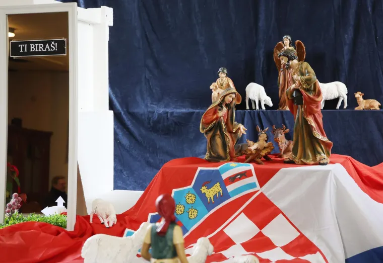 Istospolni parovi, Isus i hrvatska zastava: Neobične jaslice digle buru u šibenskoj crkvi. 'Ti biraš'