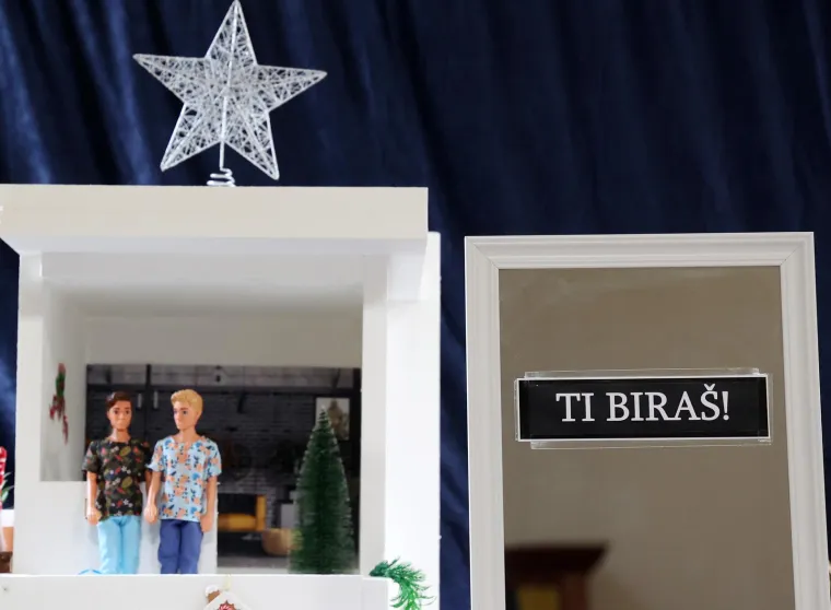 Istospolni parovi, Isus i hrvatska zastava: Neobične jaslice digle buru u šibenskoj crkvi. 'Ti biraš'