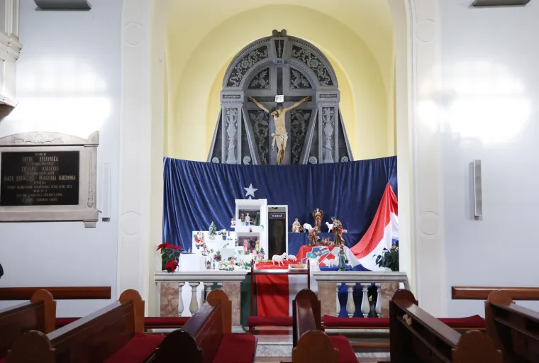 Istospolni parovi, Isus i hrvatska zastava: Neobične jaslice digle buru u šibenskoj crkvi. 'Ti biraš'