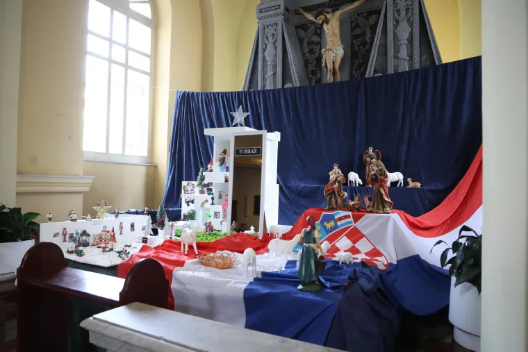 Istospolni parovi, Isus i hrvatska zastava: Neobične jaslice digle buru u šibenskoj crkvi. 'Ti biraš'