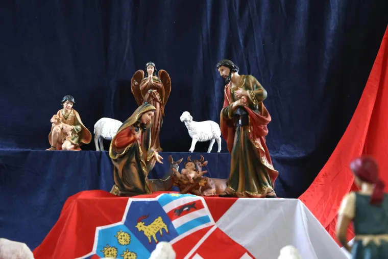 Istospolni parovi, Isus i hrvatska zastava: Neobične jaslice digle buru u šibenskoj crkvi. 'Ti biraš'