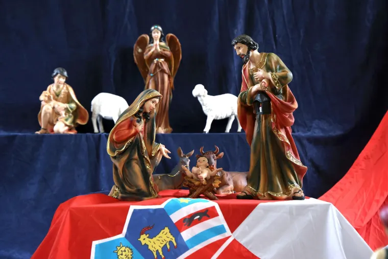 Istospolni parovi, Isus i hrvatska zastava: Neobične jaslice digle buru u šibenskoj crkvi. 'Ti biraš'