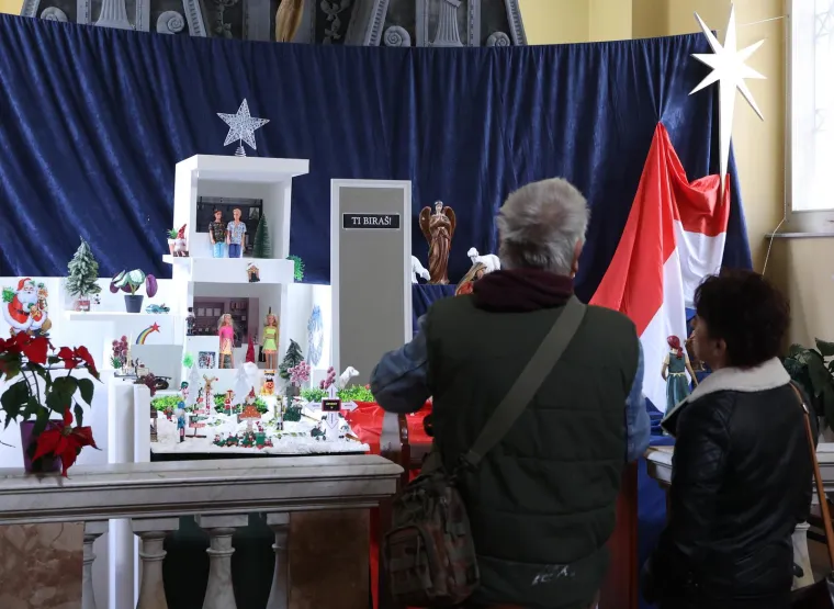 Istospolni parovi, Isus i hrvatska zastava: Neobične jaslice digle buru u &scaron;ibenskoj crkvi. 'Ti bira&scaron;'