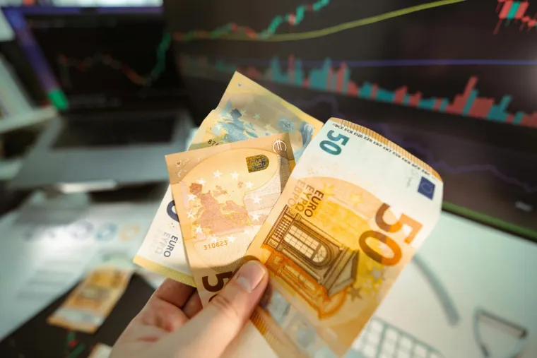1. Pravilo 10 %: Uštedite 10 % mjesečnog prihoda, tako savjetuju financijski stručnjaci. Možda se čini teško i ako mislite da je taj postotak previše za vas, počnite s manjim iznosom. Ciljajte na barem 5 % mjesečno i pokušajte povećati iznos kada je to moguće. Najlakše je da trajnim nalogom prebacujete novac na poseban račun sa svake plaće. Na kraju mjeseca zapravo to vjerojatno nećete ni osjetiti.
