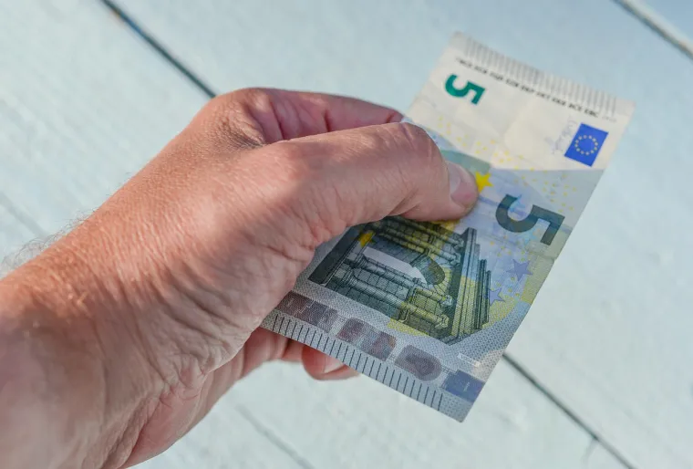 6. Koristite samo gotovinu: Većina ljudi radije koristi kartice umjesto gotovine. Međutim tako se obično lakše potroši više novca. Ako koristite gotovinu pažljivije ćete razmisliti o tome na što trošite i koliko.