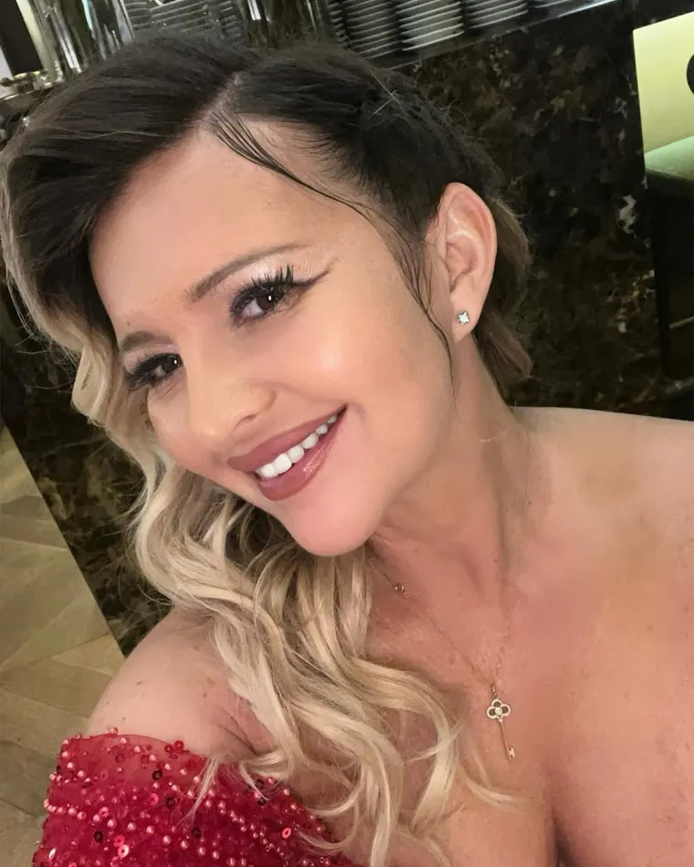 Uspje&scaron;na poduzetnica se druži s brojnim slavnim Hrvatima, poput Kolinde i Jakova Grabara-Kitarovića te Nevena Ciganovića. 