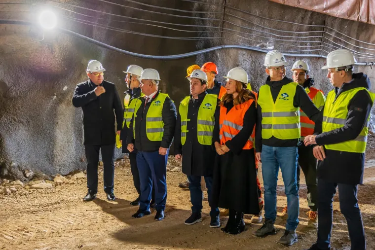 Radove izvodi kineska tvrtka China Road and Bridge Corporation koja je gradila i Pelješki most. 