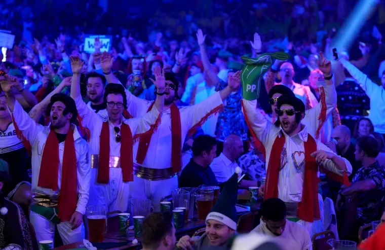 Kad krene &apos;stand up if you love the darts&apos; nitko ne ostaje sjediti