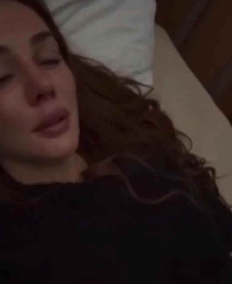 Pjevačica Anna Sedokova teško je podnijela vijest o smrti bivšeg supruga Janisa Timme. Sedokova je završila u bolnici nakon što je Timma tragično preminuo u noći između 16. i 17. prosinca. Svoju je smrt najavio na njenom Instagramu. Sedokova je na društvenim mrežama podijelila snimku na kojem uplakana leži u bolničkom krevetu, dok joj iznad glave visi boca s infuzijom. Prema riječima njenog PR tima, Anna je doživjela živčani slom, što je rezultiralo pogoršanjem zdravstvenog stanja. Neurolog je preporučio hospitalizaciju, pa se sada nalazi pod stalnim nadzorom liječnika 