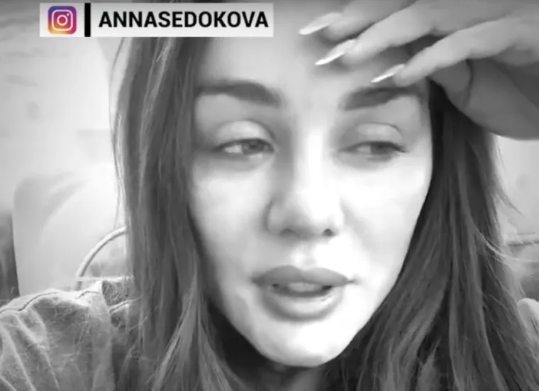 Ukrajinska pjevačica Anna Sedokova oglasila se na društvenim mrežama kako bi reagirala na tragičnu smrt svog bivšeg supruga, latvijskog košarkaša Janisa Timme. U emotivnoj priči na Instagramu, 42-godišnjakinja je briznula u plač, moleći obožavatelje da njezino dijete drže podalje od kontroverzi oko Timmine smrti. Također je pozvala svoje pratitelje da izbjegavaju objavljivanje detalja o njegovoj smrti.