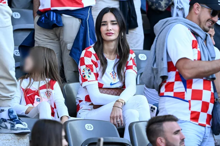 U braku je s nogometnim menadžerom Andyjem Barom, s kojim ima dvoje djece.  
