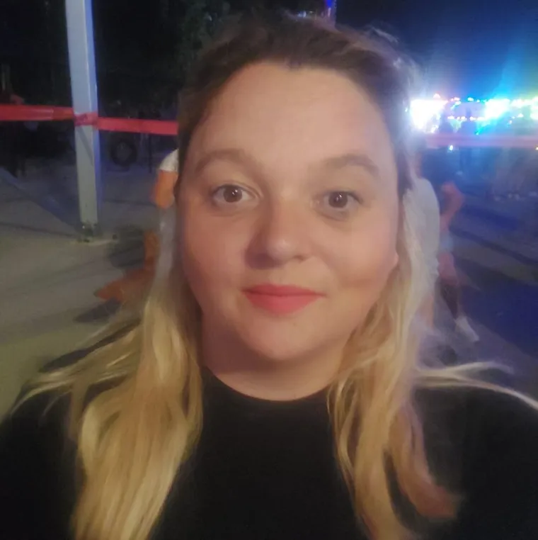 U show je ušla sa 137,7 kilograma, a sada teži samo 80,2 kilograma, što znači da je izgubila čak 57,5 kilograma i time inspirirala mnoge.