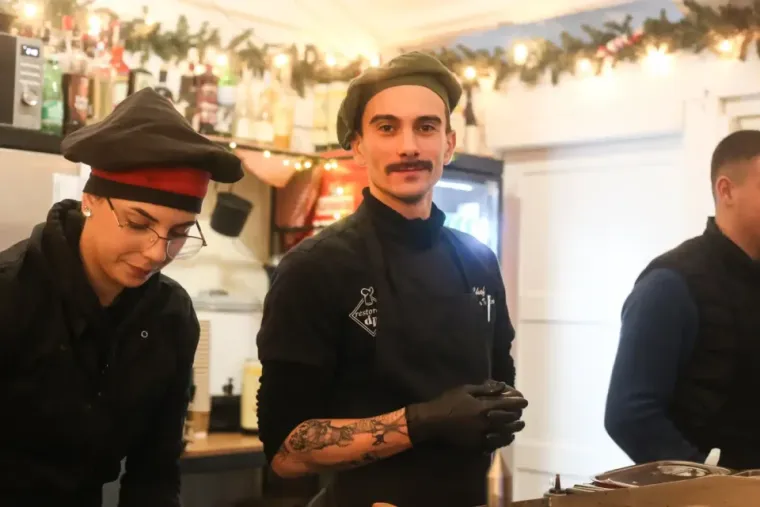 Osim bogatog glazbenog programa, karlovački advent nudi raznovrsnu ponudu hrane i pića. 