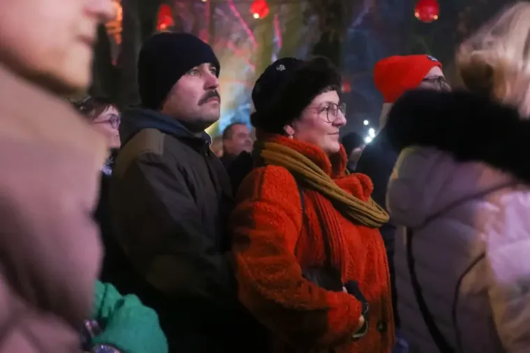 Na adventskim kućicama posjetitelji mogu isprobati razna tradicionalna blagdanska jela, ali i nešto modernije obroke. 