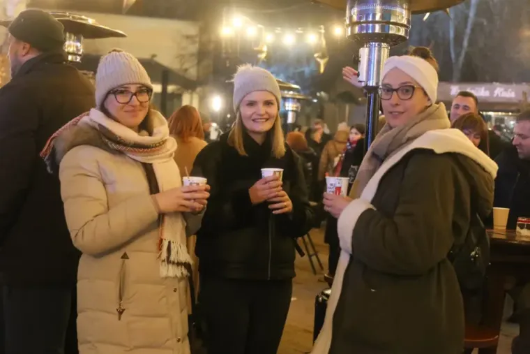Posjetitelji koncerta smjelo su uskladili svoje zimske jakne i kapute sa šalovima te kapama. 