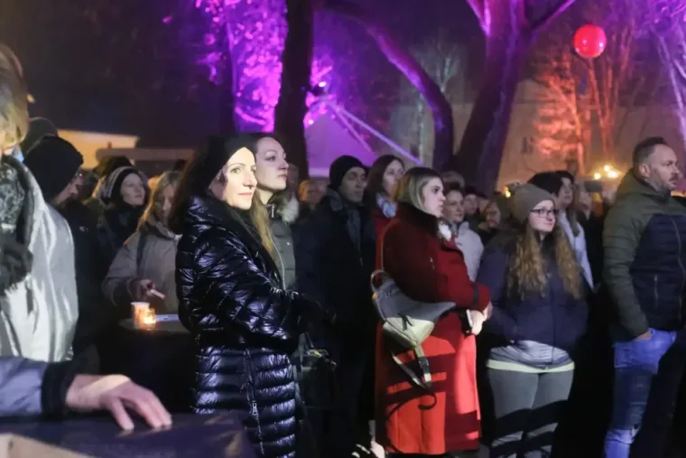 Što su muškarci bez brkova? Karlovački momci uživali uz pjevačku divu na adventu