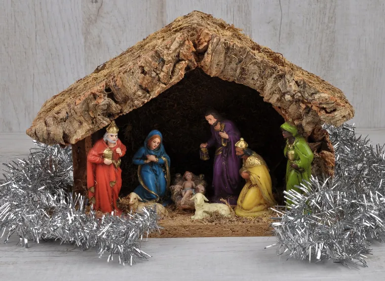 10. Božićne jaslice: Tradicija božićnih jaslica potekla je iz Italije, s prvim prikazima u rimskim katakombama. Sv. Franjo Asiški uveo je prve sezonske jaslice u 13. stoljeću.