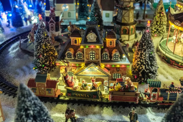 16. Božićno selo: Minijature božićnih sela potječu iz Njemačke, izvorno su prikazivali jaslice, a kasnije su pro&scaron;ireni raznim zimskim motivima.