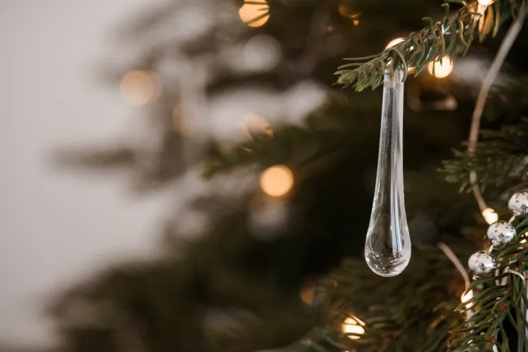 21. Akrilni ukrasi ledenica: Ukrasi opona&scaron;aju zimske slike smrznute vode i postali su popularni u 19. stoljeću, osobito uz božićna drvca prekrivena pahuljama.