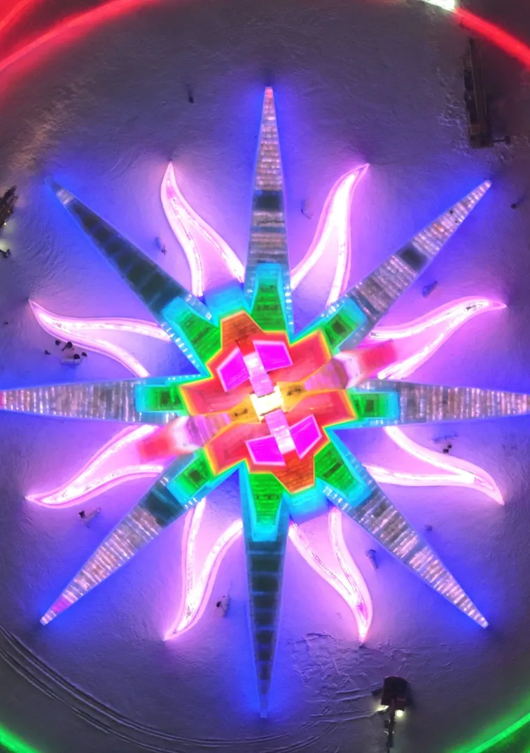 &quot;International Ice and Snow festival&quot; postao je najpopularnija zimska atrakcija na svijetu. U ovom zabavnom parku iz snova ne samo da možete vidjeti nevjerojatne šarene osvijetljene ledene i snježne skulpture, već i uživati ​​u raznim zanimljivim kulturnim aktivnostima i zimskim sportovima.