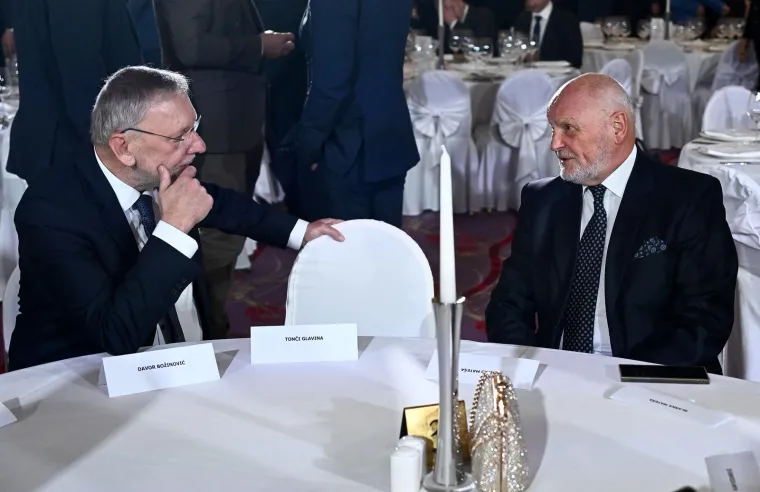 Potpredsednik Vlade i ministar unutarnjih poslova Davor Božinović i Zlatko Mateša sjedili su zajedno za stolom. S njima su bili Blanka i Tonči Glavina. 