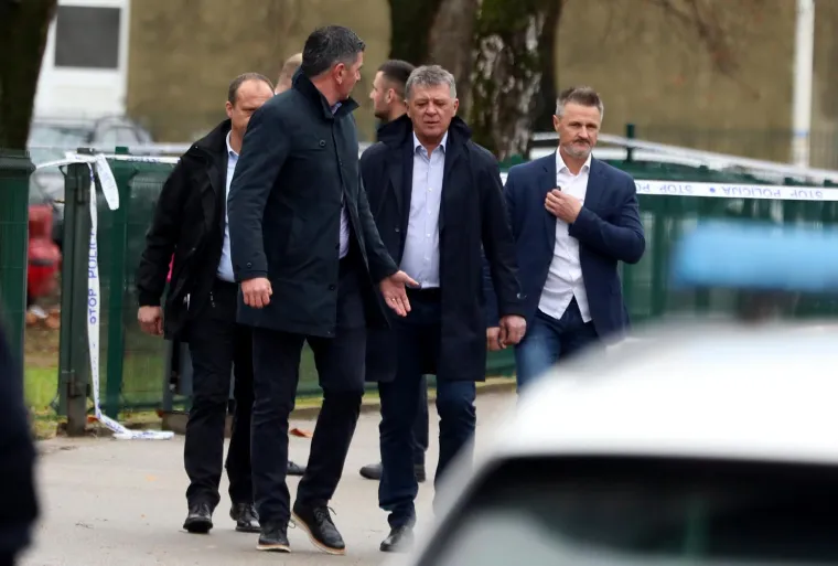 Ivan Turudić stiže u osnovnu školu. 