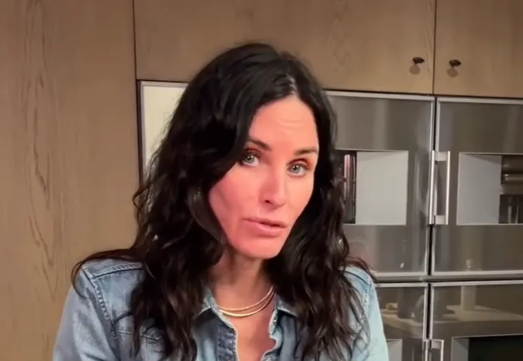 Courteney Cox proslavila se ulogom Monice Geller u seriji Prijatelji, koja je emitirana od 1994. do 2004. godine i postala globalni fenomen. 