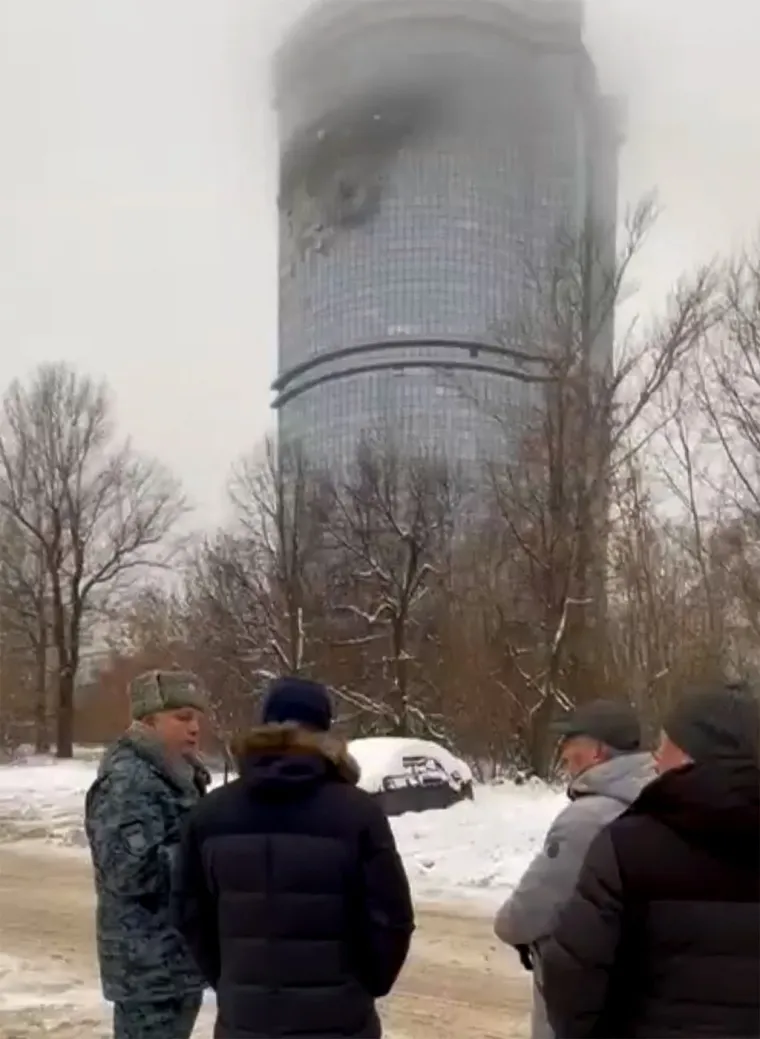 Kazanj, na obalama Volge, više je puta pretrpio napade ukrajinskih dronova koji su ciljali industrijska postrojenja povezana s vojskom. Grad se nalazi oko 700 kilometara istočno od Moskve