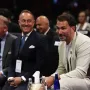 Eddie Hearn, najpoznatiji boksački promotor, na slici skrzo desno u krem sakou.