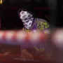 Član ekipe za podršku Daniela Lapina koji gleda njegov meč protiv Dylana Colina u Kingdom Areni u Riyjadu.