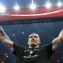 Usyk je na poklon mač.