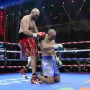 Kad je meč bio gotov, Usyk je kleknuo na tlo i pogledao u nebo, a Fury mu je s leđa pričao, zagrlio ga i poljubio u čelavu glavu. 