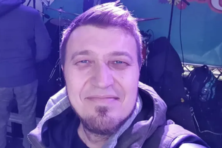 2008. godine prselio je u Tel Aviv s partnericom Lilach. "To je prekrasan grad na moru, vrlo multikulturalan, vrlo skup, zapad na Bliskom istoku. Sigurnost je tema broj jedan, pretražuju te na ulasku u svaki mall, svako veće okupljali&scaron;te ljudi, klub, utakmice, svugdje svi moraju otvoriti ruksak i torbu. Kad je rat tada je te&scaron;ko, a rat i nekakvo ratno stanje je svako malo, iako su ljudi rođeni tamo navikli na to ludilo, meni je to totalno iscrpljujuće. Ratna područja nisu raj za pacifiste", rekao za Gloriju.