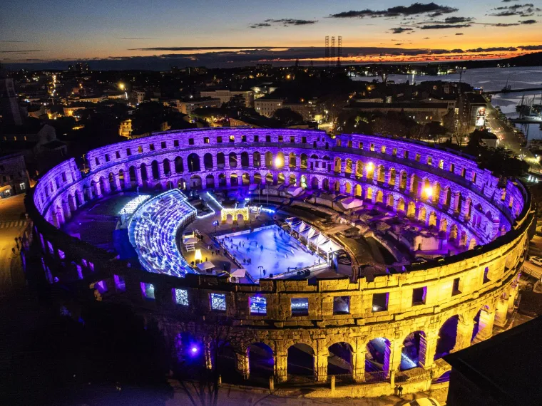 Koji vam je advent ljepši, u Tvrđi ili u Areni? Pogledajte spektakularne fotografije iz zraka