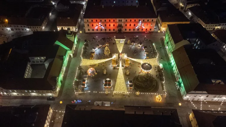 Koji vam je advent ljep&scaron;i, u Tvrđi ili u Areni? Pogledajte spektakularne fotografije iz zraka