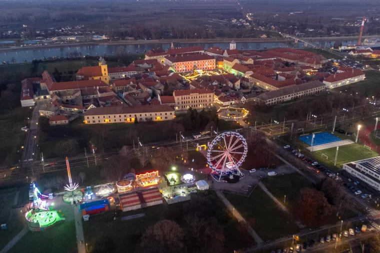 Koji vam je advent ljep&scaron;i, u Tvrđi ili u Areni? Pogledajte spektakularne fotografije iz zraka