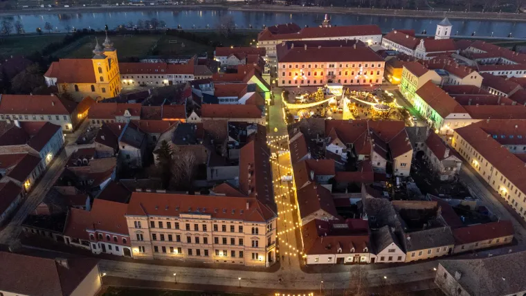 Koji vam je advent ljep&scaron;i, u Tvrđi ili u Areni? Pogledajte spektakularne fotografije iz zraka