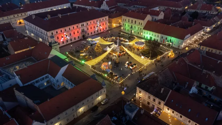Koji vam je advent ljep&scaron;i, u Tvrđi ili u Areni? Pogledajte spektakularne fotografije iz zraka
