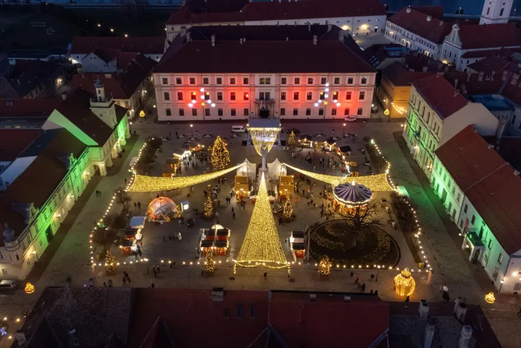 Koji vam je advent ljep&scaron;i, u Tvrđi ili u Areni? Pogledajte spektakularne fotografije iz zraka