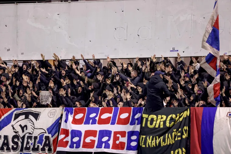 No Torcida je brzo odgovorila Funcutima novim vrijeđanjem za vrijeme utakmice. Na istočnoj tribini čulo se: &apos;Purgerske pi***&apos;. Tu su hajdukovci aludirali na prisne odnose Funcute s Boysima.