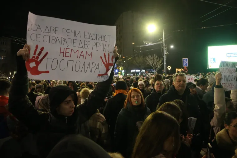 Mnogi u Srbiji za pad nadstrešnice krive &apos;raširenu korupciju i neuredne radove na zgradi željezničke stanice u Novom Sadu, koja je posljednjih godina dvaput renovirana u okviru sumnjivih mega projekata u kojima sudjeluju kineske državne kompanije&apos;.