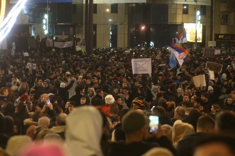 Popularni srpski kazališni i filmski glumci pridružili su se prosvjedu, a glumac Bane Trifunović današnji je skup opisao kao &apos;festival slobode&apos;.