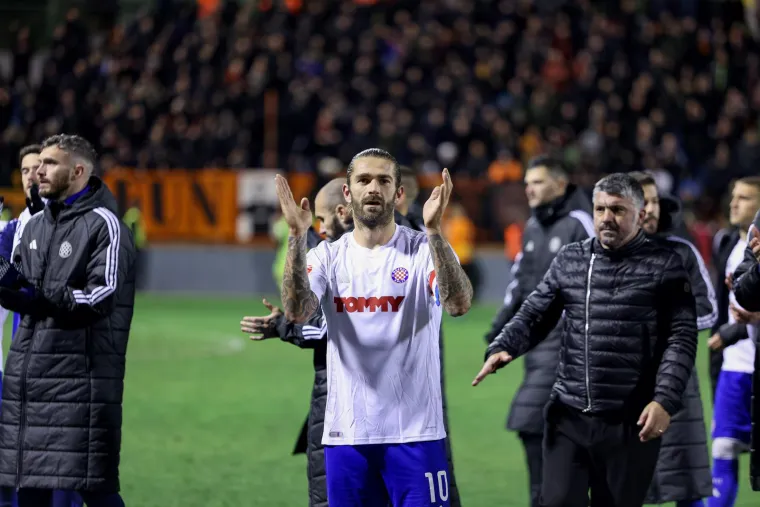 Odmah početkom drugog dijela šok za Šibenik, neoprezno je Kavelj u 48. minuti zaradio drugi žuti karton i Šibenik je ostao s igračem manje. Uslijedili su potom konkretniji napadi Hajduka, a nakon prilika Durdova i Sigura u 63. minuti opet je opasan po domaćina bio Livaja.